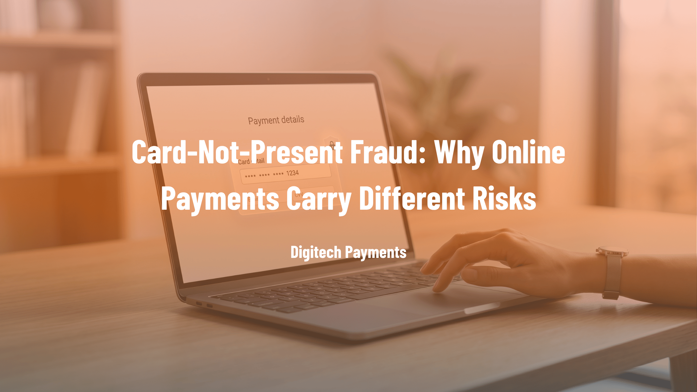 En-tête de blog indiquant « Fraude par carte non présente : pourquoi les paiements en ligne comportent des risques différents » superposé sur un écran d’ordinateur portable, soulignant le sujet de la fraude au paiement en ligne.